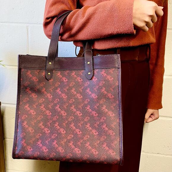 Coach 89143 Field Tote With Horse And Carriage Print IN...